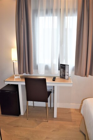 Minibar, Zimmersafe, Schreibtisch, laptopgeeigneter Arbeitsplatz