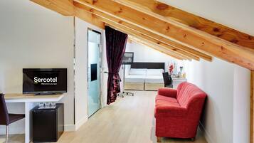 Room (Familiar) | Minibar, in-room safe, desk, laptop workspace