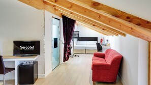 Chambre (Familiar) | Minibar, coffre-fort pour ordinateur portable, bureau