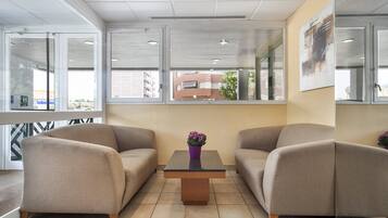 Zimmersafe, Schreibtisch, kostenlose Babybetten, Zustellbetten