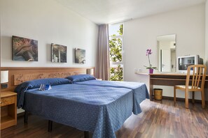 Een kluis op de kamer, een bureau, gratis babybedden, extra bedden