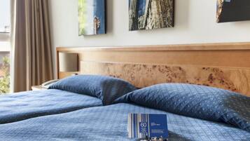 Zimmersafe, Schreibtisch, kostenlose Babybetten, Zustellbetten