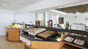 Un buffet proposant une variété de plats et de boissons.