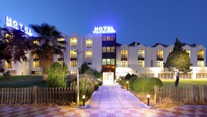 Un hotel con un llamativo letrero que dice 