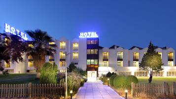 Façana frontal de l'allotjament (vespre/nit)