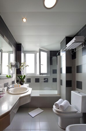 Duschwanne, Haartrockner, Bidet, Handtücher