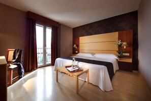 Schreibtisch, schallisolierte Zimmer, kostenlose Zustellbetten