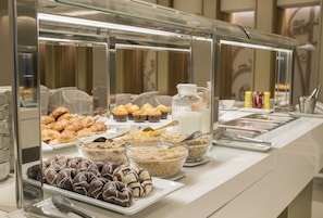 Daily buffet breakfast for a fee - Lleo (Barcelona)