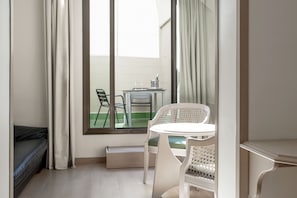 Chambre Standard avec lits jumeaux, terrasse | Coffres-forts dans les chambres, bureau