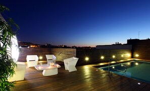 Outdoor pool, open 7:00 AM to 10:30 PM, pool umbrellas, sun loungers - Lleo (Barcelona)