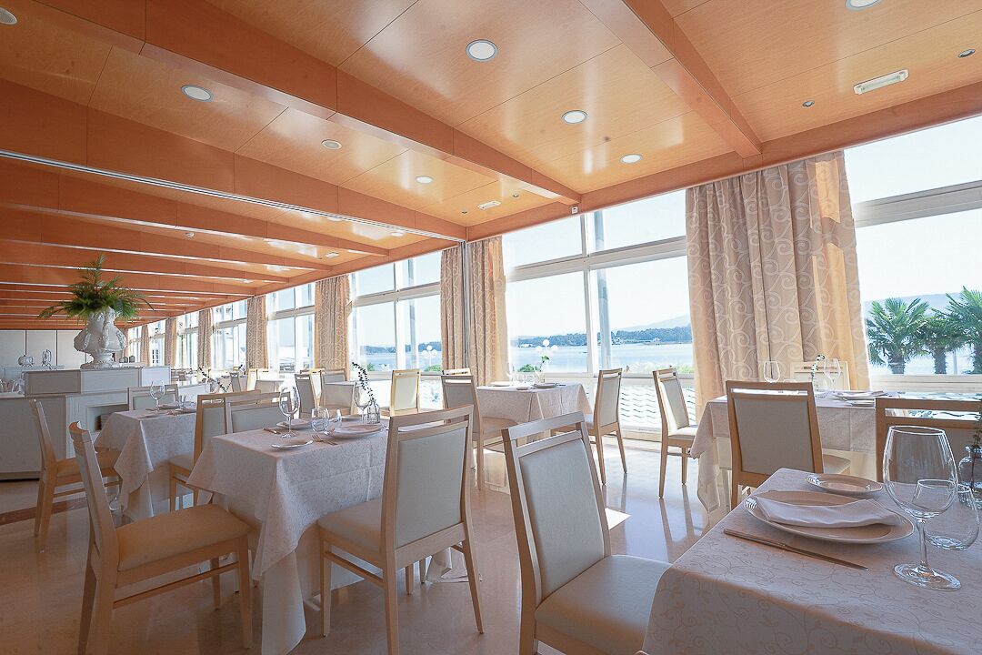 2 restaurants, breakfast served