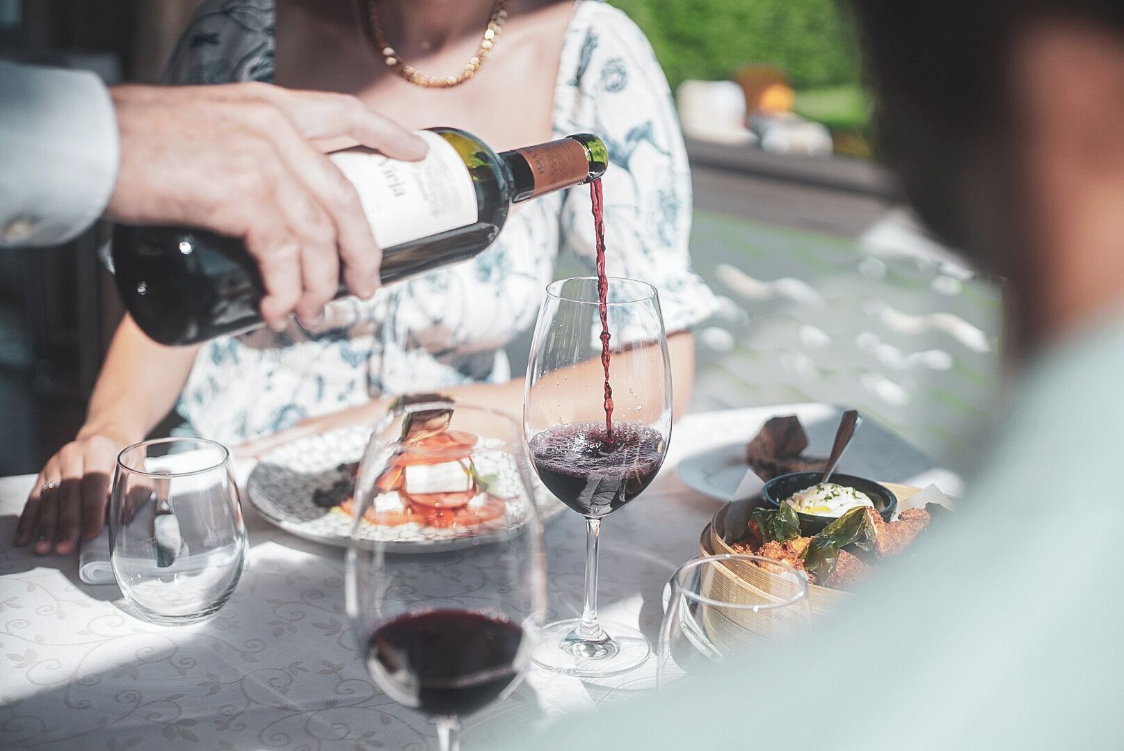 2 restaurants, breakfast served