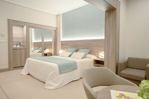 Ropa de cama de alta calidad, minibar, caja fuerte y escritorio