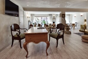 โต๊ะบริการคอนเซียร์จ