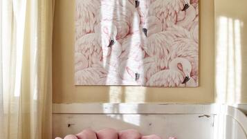 Minibar, coffres-forts dans les chambres, bureau, lits bébé (gratuits)