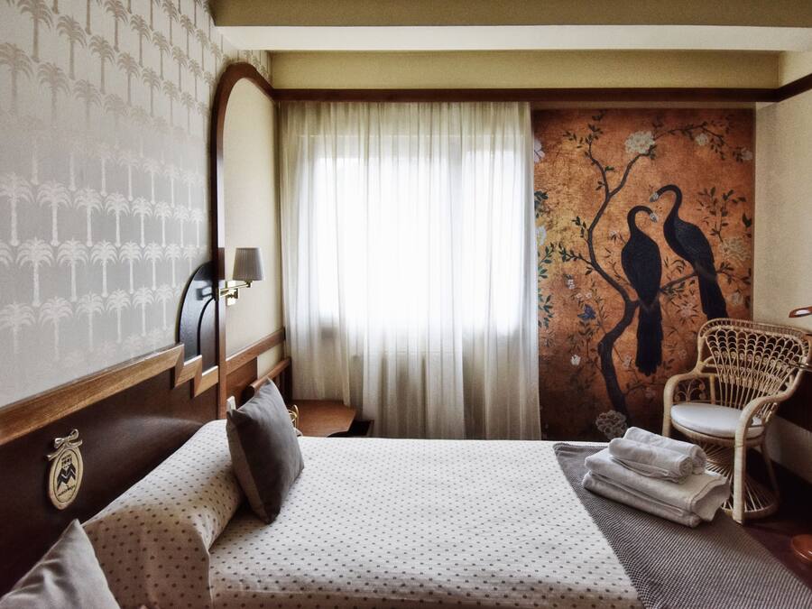 Double Room | Minibar, in-room safe, desk, free cribs/infant beds