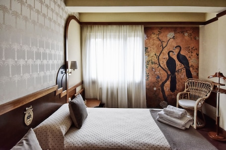 Double Room | Minibar, in-room safe, desk, free cribs/infant beds