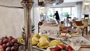 A buffet with various fruits and eggs. - Hotel María Luisa (Burgos)