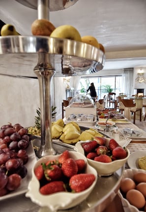 Desayuno buffet (EUR 9 por persona)
