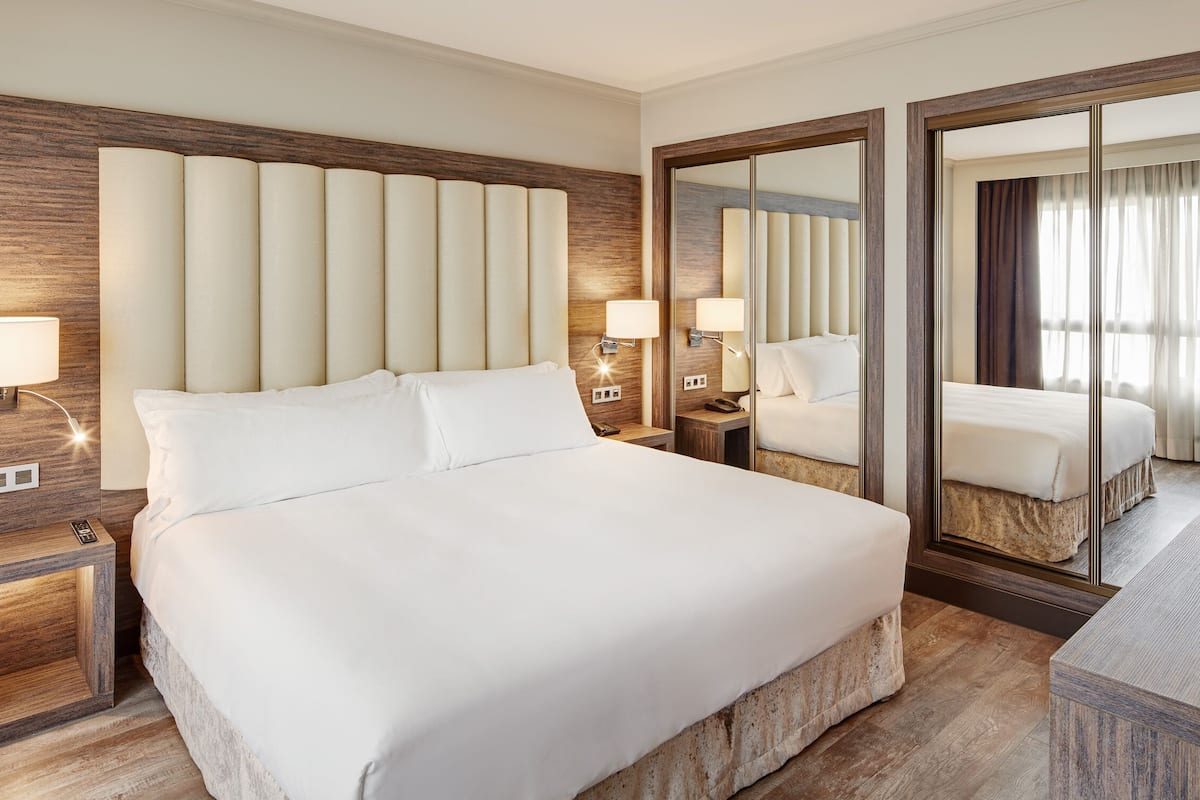 junior suite | 1 bedroom, minibar, in-room safe, desk