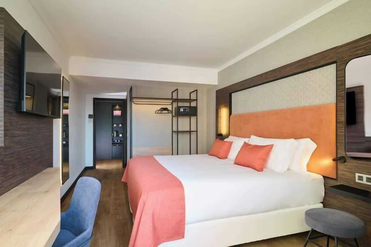 Een minibar, een kluis op de kamer, een bureau, geluiddichte muren