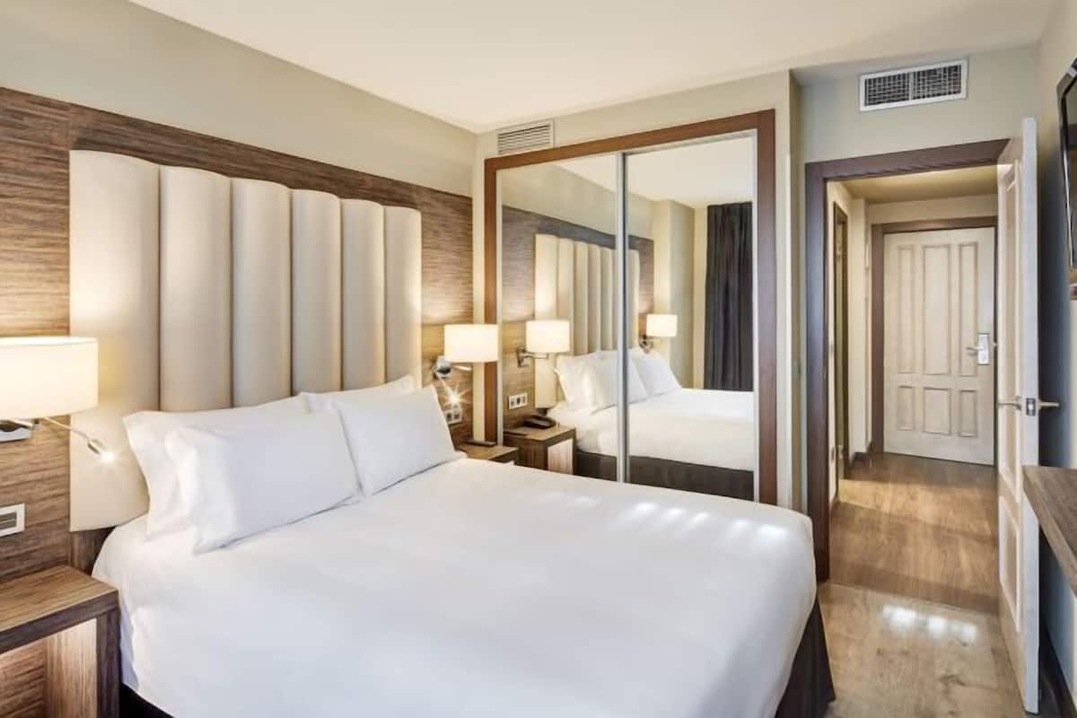 Minibar, in-room safe, desk, soundproofing