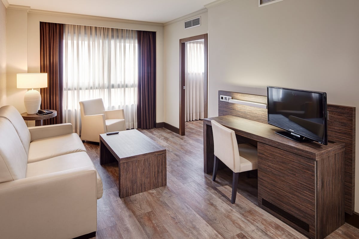 Minibar, caja de seguridad en la habitación y escritorio