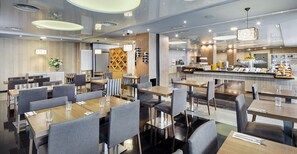 Café da manhã com buffet todos os dias (EUR 14 por pessoa) 