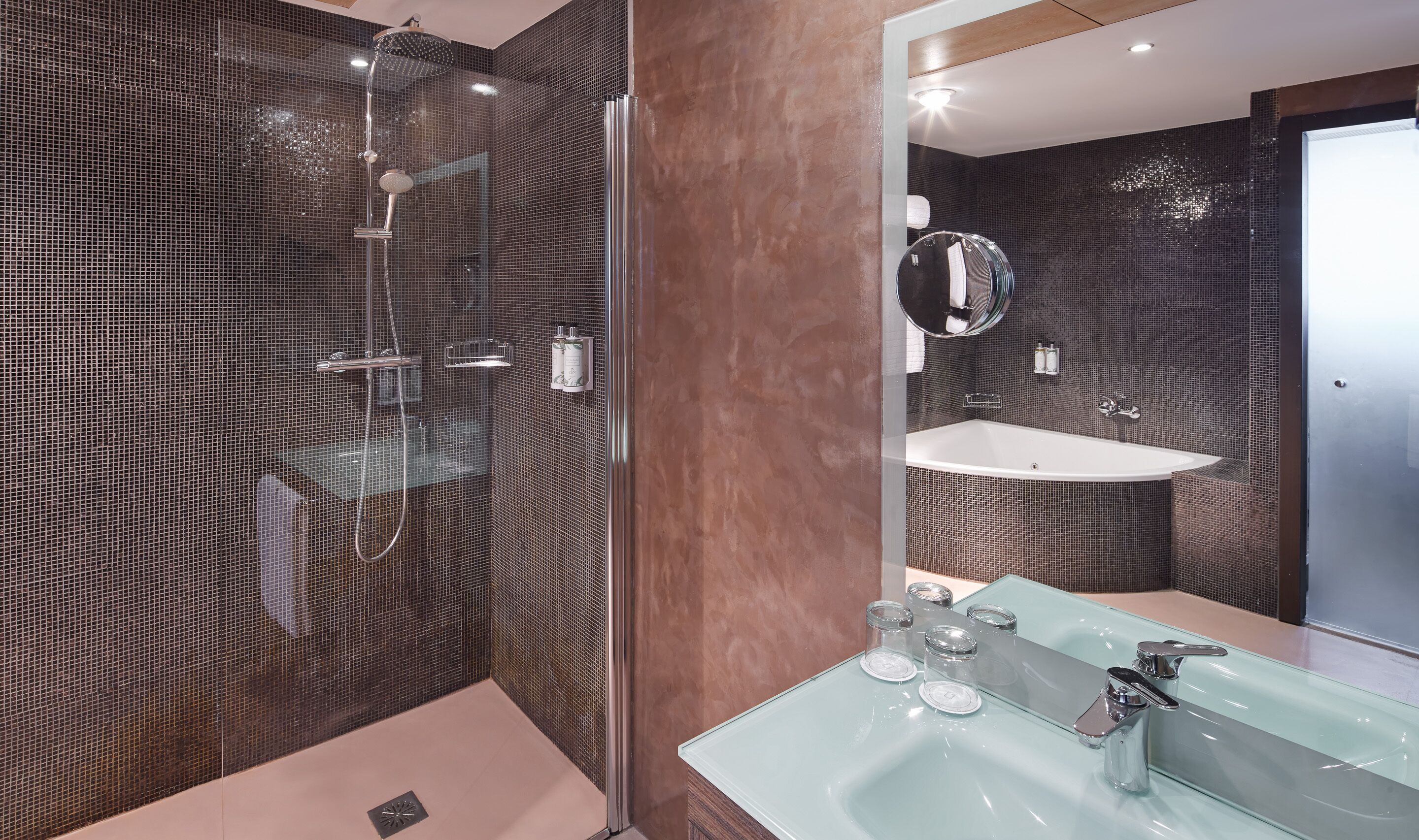 junior suite | bathroom | free toiletries, hair dryer, bidet, towels