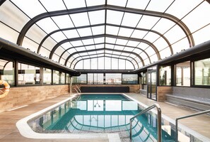 Piscine intérieure, piscine extérieure en saison