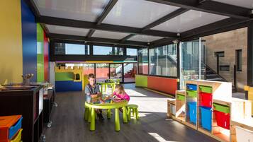 Área de juegos infantiles bajo techo