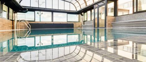 Piscine couverte, piscine extérieure (ouverte en saison)