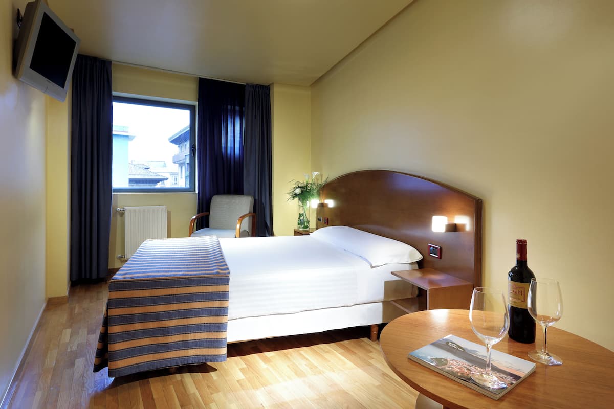 Premium bedding, down comforters, minibar, in-room safe