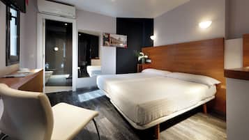 Superior kamer | Luxe beddengoed, donsdekens, een minibar, een kluis op de kamer