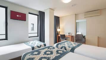 Driepersoonskamer | Luxe beddengoed, donzen dekbedden, een minibar, een kluis op de kamer