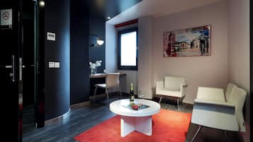 Habitación superior | 1 habitación, ropa de cama de alta calidad, edredón y minibar
