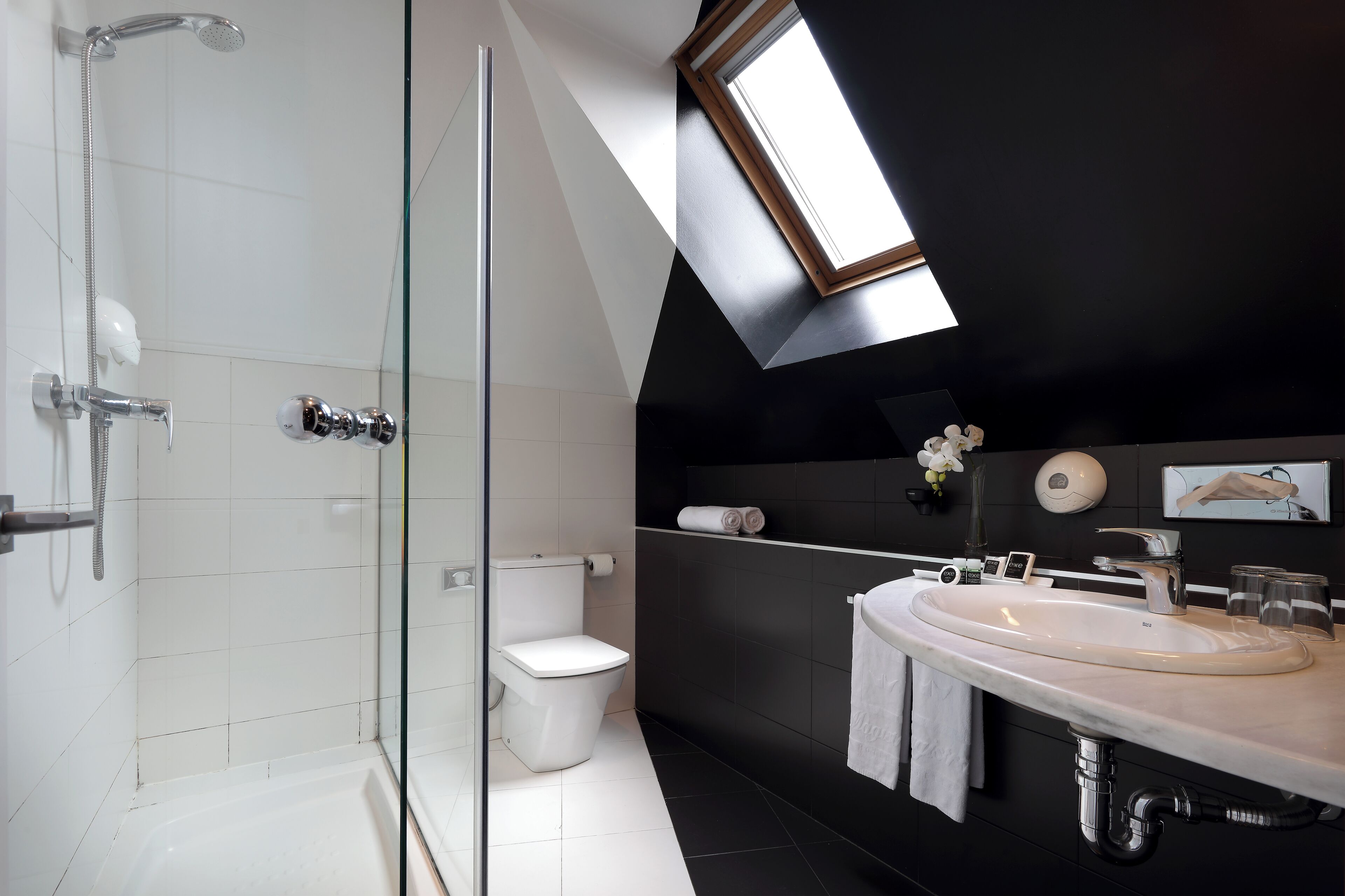 Dutxa, articles de tocador de disseny i assecador de cabells 