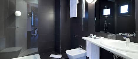 Habitación superior | Baño | Regadera, amenidades de baño de diseñador, secadora de cabello, toallas