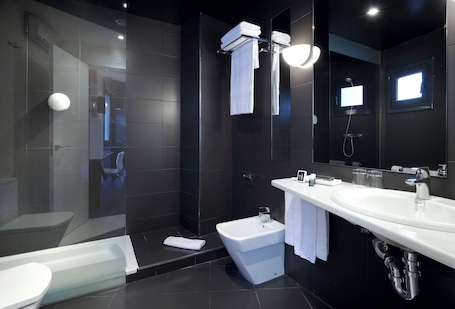 Superior Room | Bathroom | Shower, designer toiletries, hair dryer, towels. Exe Hotel El Magistral