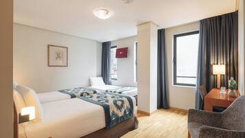 Habitación triple | Ropa de cama de alta calidad, edredón y minibar