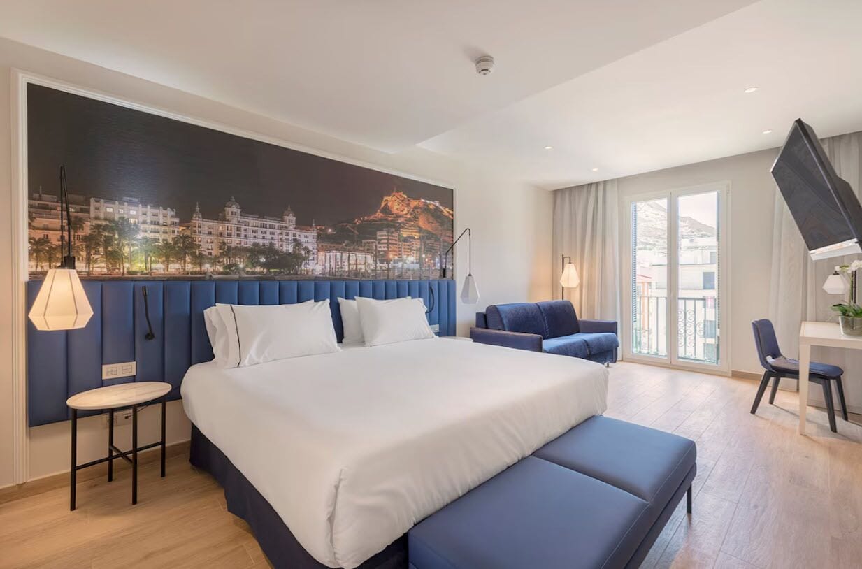 Ylelliset vuodevaatteet, untuvapeitot, memory foam -patjalliset sängyt