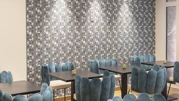 Ylelliset vuodevaatteet, untuvapeitot, memory foam -patjalliset sängyt