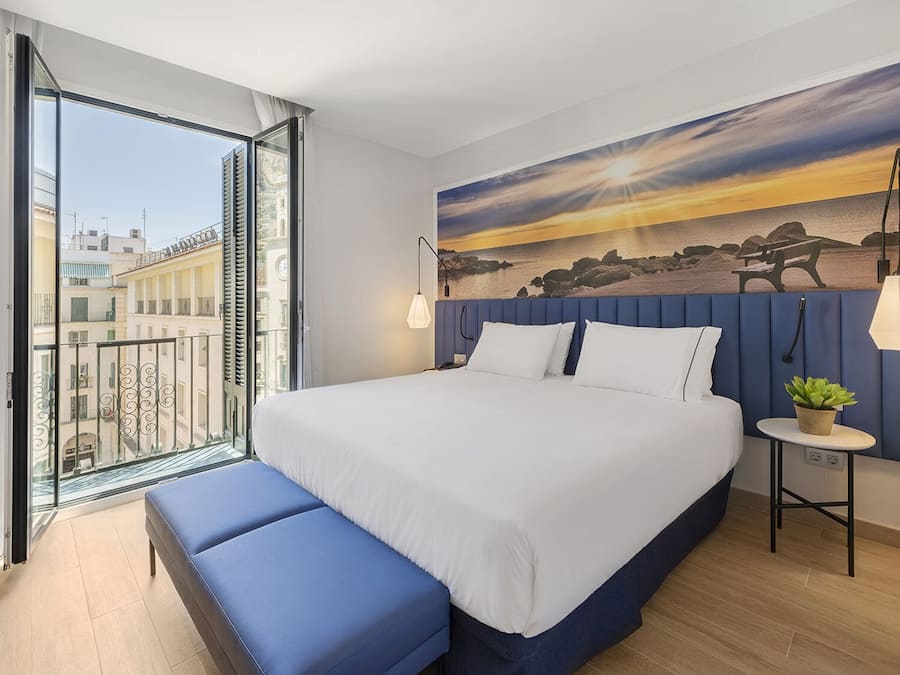 Quarto casal, sacada, vista para a cidade | Roupas de cama premium, edredons de pluma