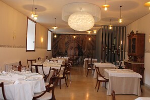 Frokost, lunsj og middag serveres