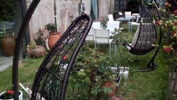 Breakfast, lunch and dinner served