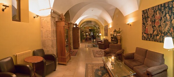 Coin salon dans le hall