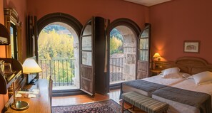 Minibar, coffres-forts dans les chambres, bureau, rideaux occultants