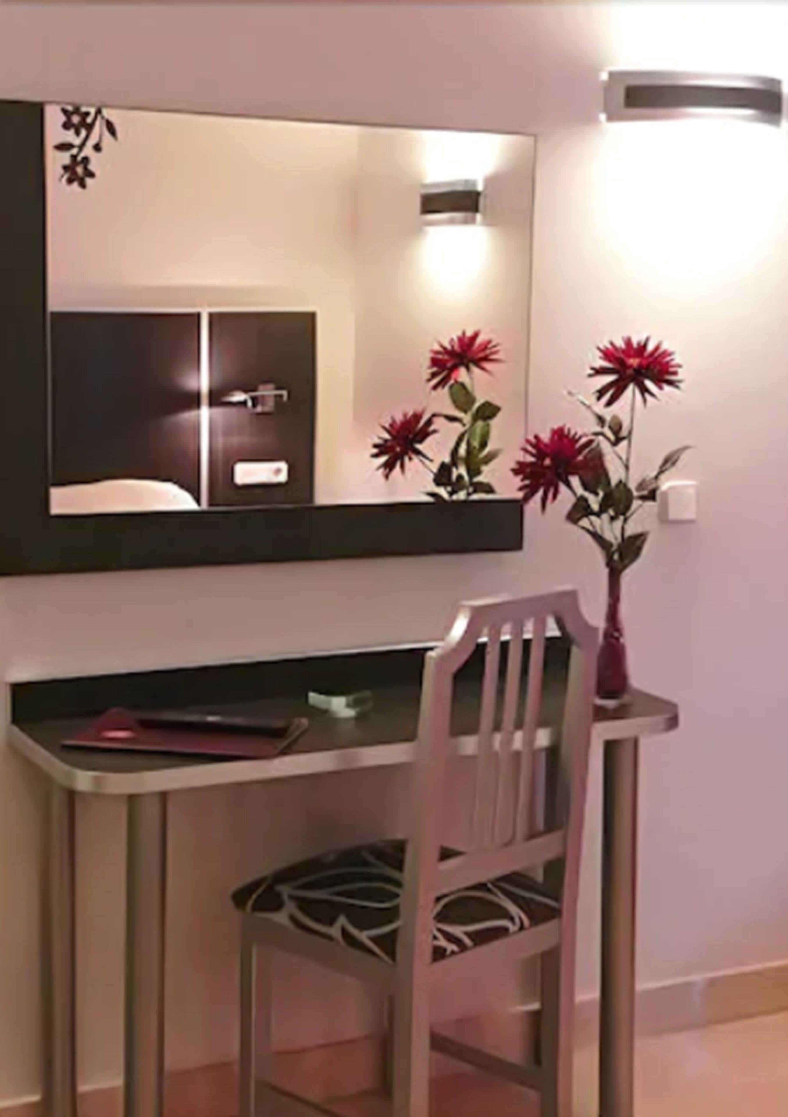 double room single use (habitación doble superior con bañera) | in-room safe, desk, free wifi, bed sheets