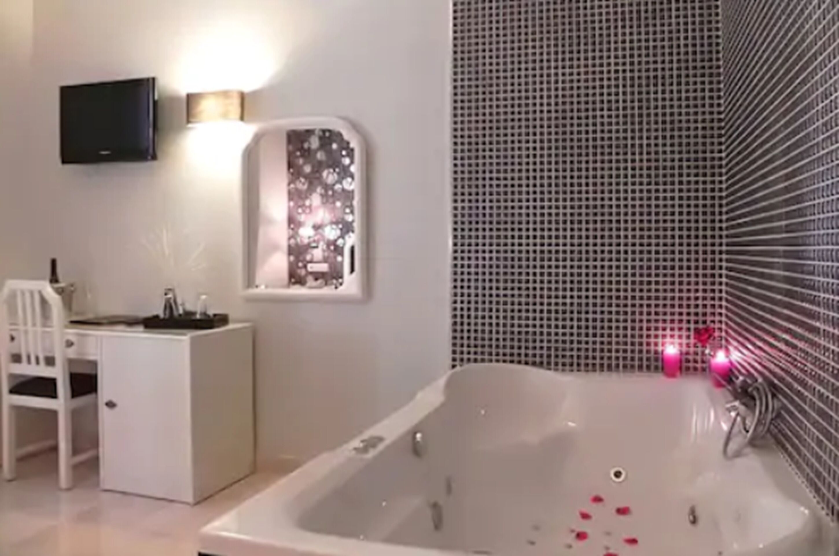 double room single use (habitación doble superior con bañera) | jetted bathtub
