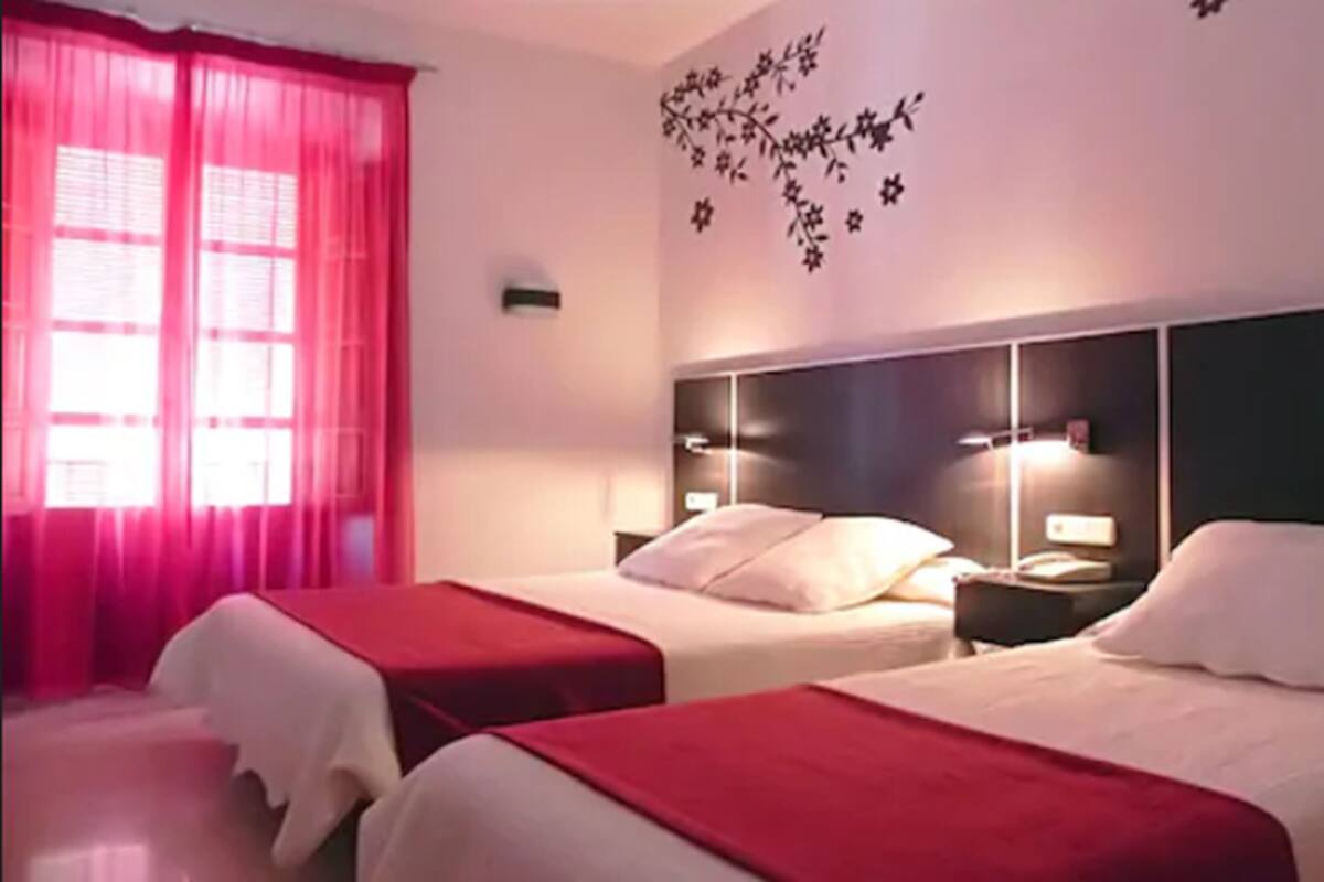 Coffres-forts dans les chambres, bureau, Wi-Fi gratuit, draps fournis